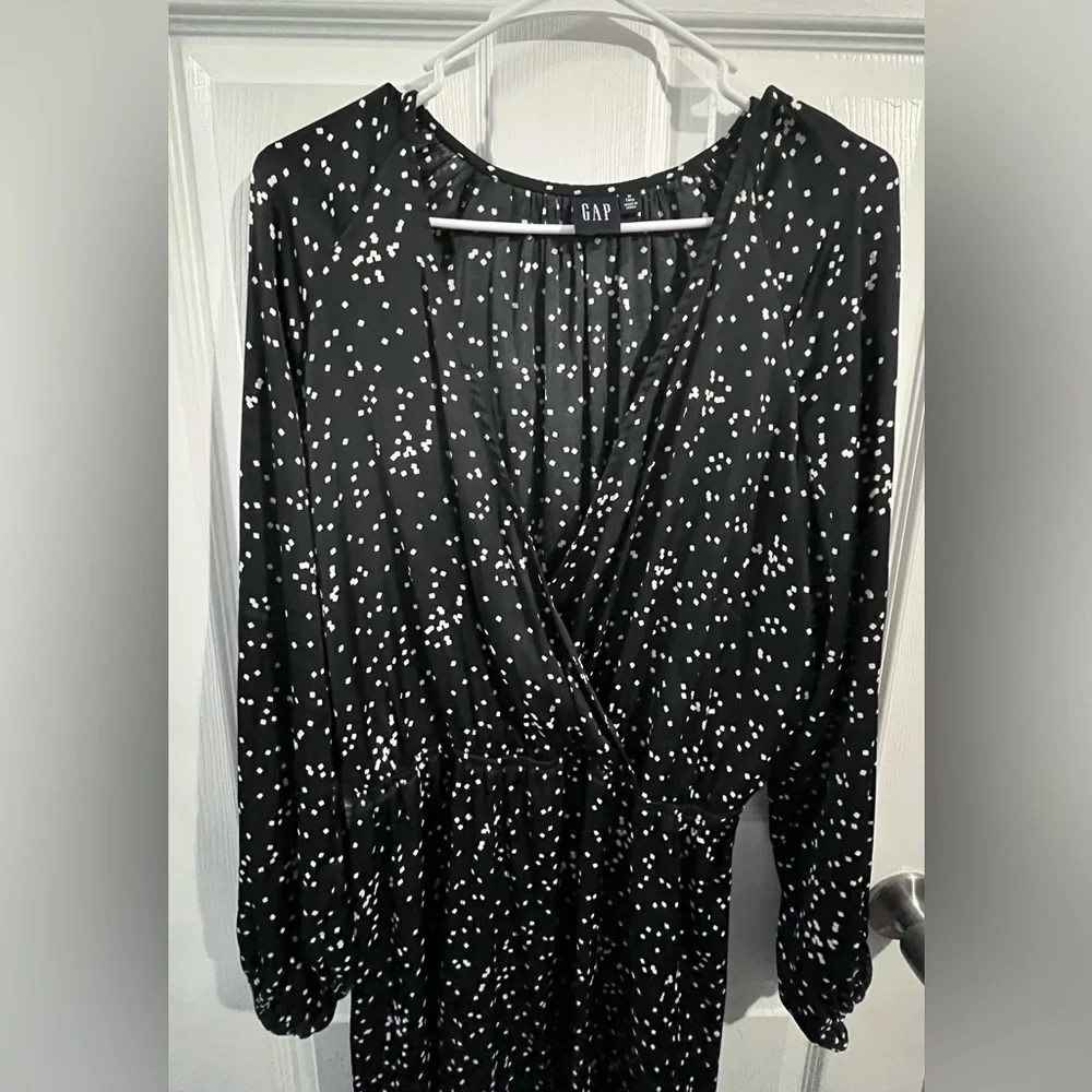 GAP Black and White Ruched Wrap Dress with V-Neck - Picture 4 of 5